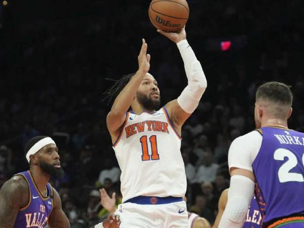 Jalen Brunson (tengah) mencetak 36 poin saat New York Knicks menang 138-122 atas Phoenix Suns yang sedang terpuruk pada Rabu (20/11) malam. (Foto: AP)