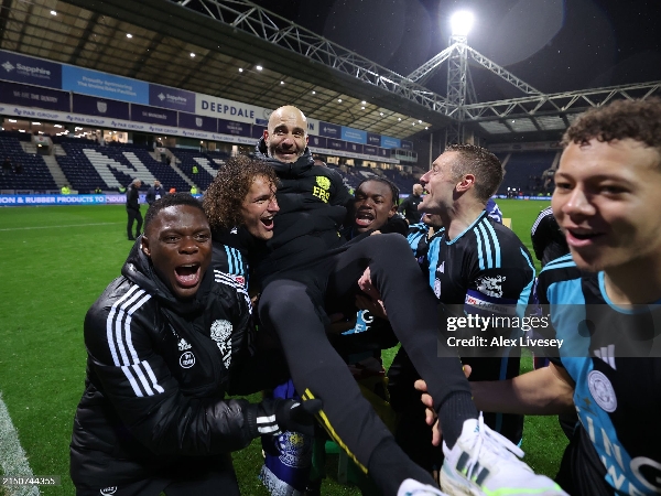 Enzo Maresca saat merayakan promosinya Leicester City ke Premier League bersama para pemain