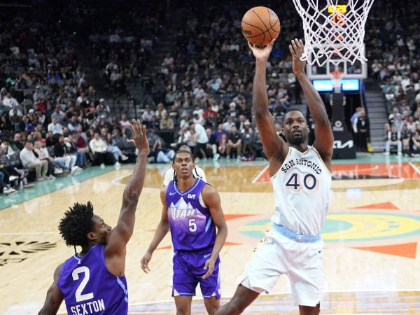 Harrison Barnes (tengah) mencetak 25 poin saat San Antonio Spurs meraih kemenangan 126-118 atas tim tamu Utah Jazz, Kamis (21/11) malam. (Foto: AP)