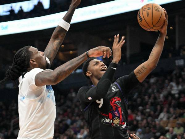 RJ Barrett (kanan) mencetak 31 poin saat Toronto Raptors mengalahkan Minnesota Timberwolves 110-105 pada Kamis (21/11) malam. (Foto: AP)