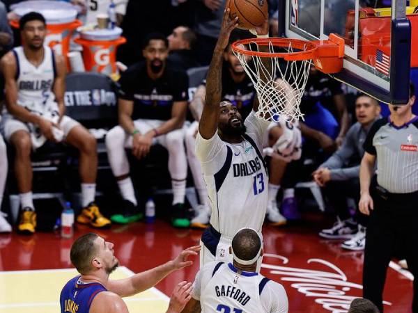 Naji Marshall (kanan) mencetak 26 poin saat Dallas Mavericks mengalahkan Denver Nuggets 123-120 pada Jumat (22/11) malam dalam pertandingan Piala NBA. (Foto: AP)