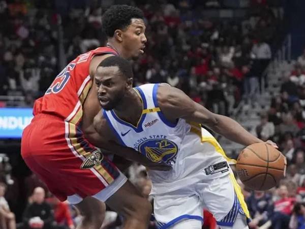 Andrew Wiggins (kanan) mencetak 30 poin saat Golden State Warriors menang tandang 112-108 atas New Orleans Pelicans pada Jumat (22/11) malam. (Foto: AP)