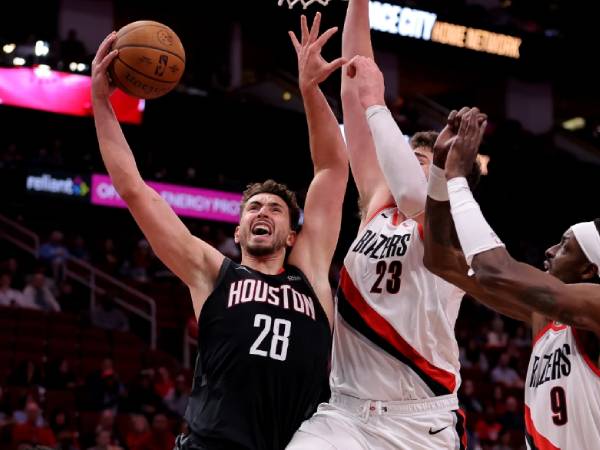 Alperen Sengun (kiri) mengoleksi 14 poin saat Houston Rockets menang 116-88 atas tim tamu Portland Trail Blazers pada hari Jumat (22/11). (Foto: AP)