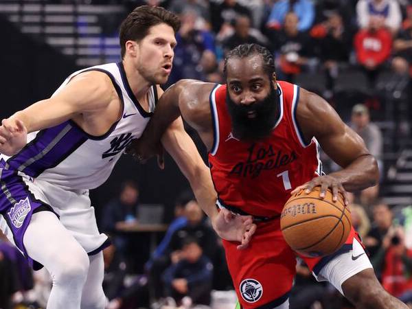 James Harden (kanan) mencetak 22 poin saat Los Angeles Clippers menang 104-88 atas Sacramento Kings pada Jumat (22/11) malam. (Foto: AP)