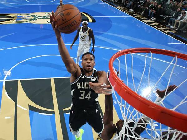 Giannis Antetokounmpo (kiri) mencatatkan triple-double lagi saat Milwaukee Bucks menang 129-117 atas Indiana Pacers pada Jumat (22/11) malam. (Foto: AP)