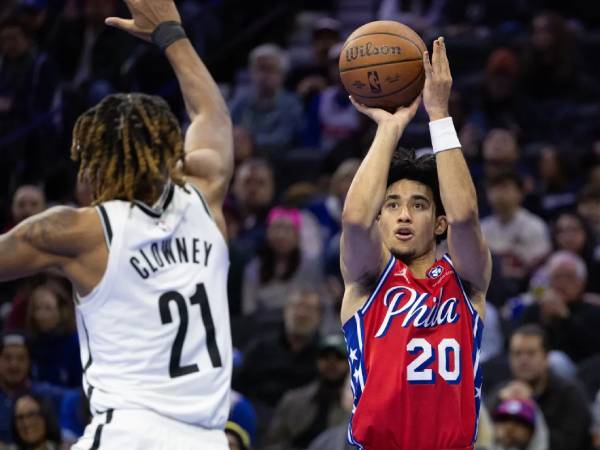 Jared McCain (kanan) mencetak 30 poin saat Philadelphia 76ers menang 113-98 atas tim tamu Brooklyn Nets pada Jumat (22/11) malam. (Foto: AP)