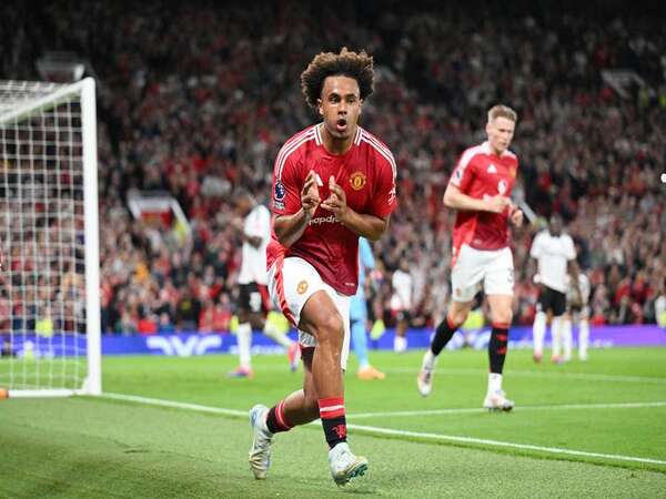 Joshua Zirkzee dianggap tidak cocok bermain bagi Manchester United, setelah baru mencetak satu gol saja di ajang Premier League musim ini / via Getty Images