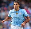 Rodri Tak Sabar Tunjukkan Trofi Ballon d'Or Pada Fans Man City