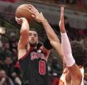 Zach LaVine Bersinar, Chicago Bulls Hempaskan Hawks