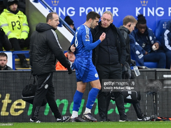 Harry Winks mengalami cedera di awal laga Leicester City melawan Chelsea, Sabtu (23/11)