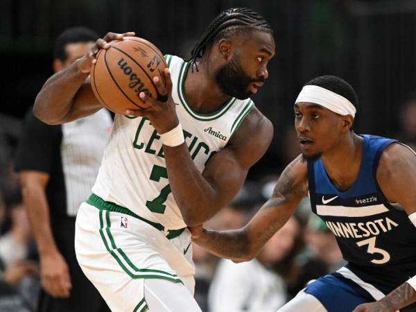 Jaylen Brown (kiri) mencetak 29 poin saat Boston Celtics mengalahkan tim tamu Minnesota Timberwolves 107-105 pada Minggu (24/11) malam. (Foto: AP)