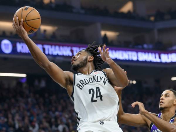 Cam Thomas (kiri) mencetak 34 poin saat Brooklyn Nets mengalahkan Sacramento Kings 108-103 pada Minggu (24/11) malam. (Foto: AP)