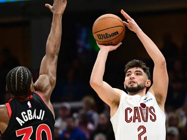 Ty Jerome (kanan) mencetak 26 poin saat Cleveland Cavaliers menang 122-108 atas tim tamu Toronto Raptors, Minggu (24/11) malam. (Foto: AP)