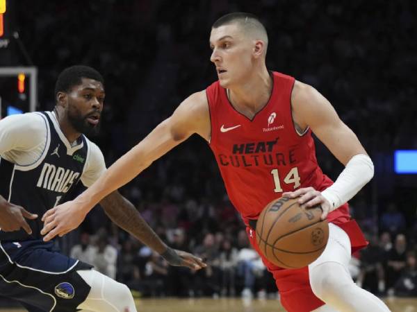 Tyler Herro mencetak 18 poin saat Miami Heat mengalahkan Dallas Mavericks 123-118 melalui babak perpanjangan waktu pada Minggu (24/11) malam. (Foto: AP)