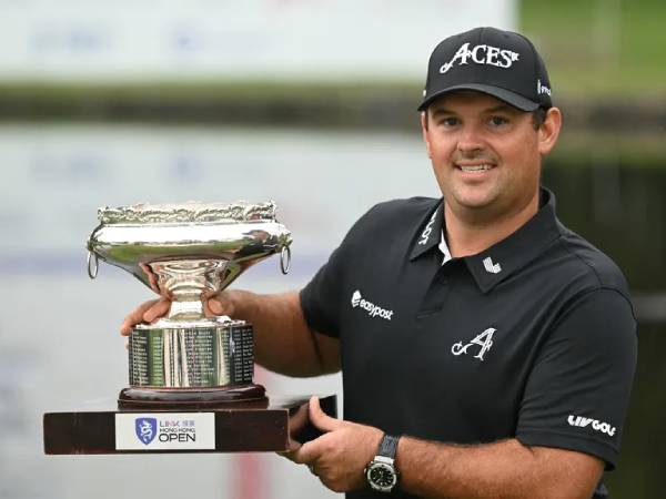 Patrick Reed berpose dengan trofi Asian Tour Hong Kong Open. (Foto: Golf Digest)