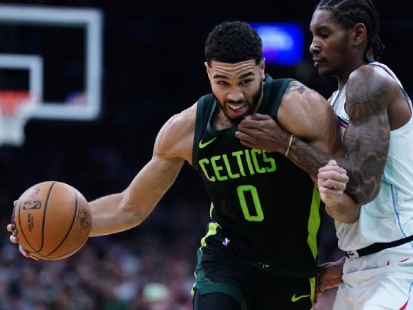 Jayson Tatum mencetak 20 poin saat Boston Celtics mengalahkan tim tamu Los Angeles Clippers 126-94 pada Senin (25/11) malam. (Foto: AP)