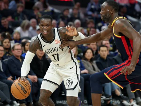 Dennis Schroder (kiri) mencetak 31 poin saat Brooklyn Nets mengejutkan Golden State Warriors 128-120 di San Francisco, Senin (25/11) malam. (Foto: AP)