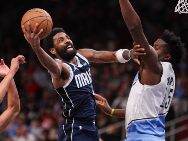 Kyrie Irving (kiri) mencetak 32 poin saat tim tamu Dallas Mavericks meraih kemenangan 129-119 atas Atlanta Hawks pada Senin (25/11) malam. (Foto: AP)