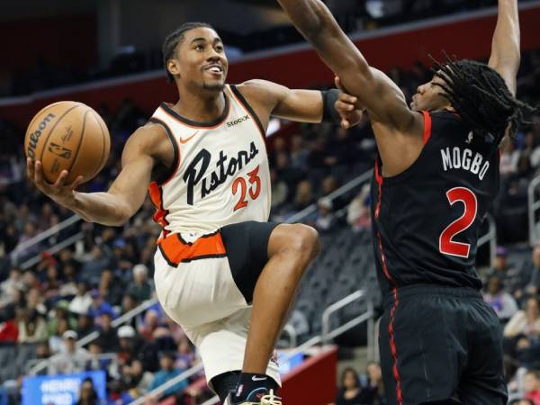 Jaden Ivey (kiri) mencetak 25 poin saat tuan rumah Detroit Pistons kemenangan 102-100 atas Toronto Raptors pada Senin (25/11) malam. (Foto: AP)