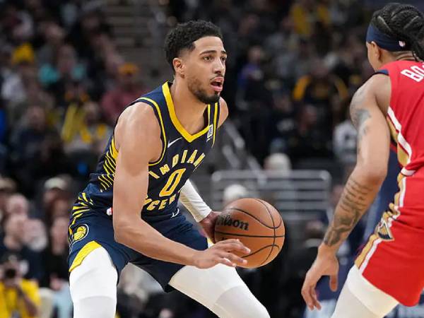 Tyrese Haliburton (kiri) mencetak 34 poin dan 13 assist dan Indiana Pacers mengalahkan New Orleans Pelicans 114-110 pada hari Senin (25/11) malam di Indianapolis. (Foto: AP)