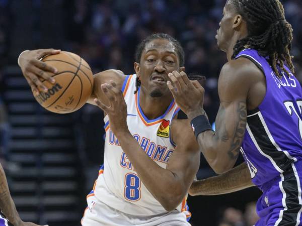 Jalen Williams (kiri) mencetak 28 poin saat Oklahoma City Thunder meraih kemenangan telak 130-109 atas tuan rumah Sacramento Kings pada Senin (25/11) malam. (Foto: AP)