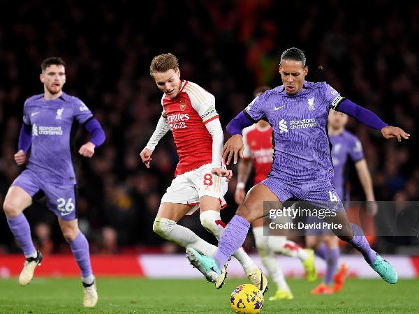 Martin Odegaard saat berduel dengan Virgil van Dijk