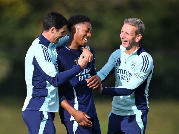 Mikel Arteta bersama pemain muda Arsenal, Myles Lewis-Skelly