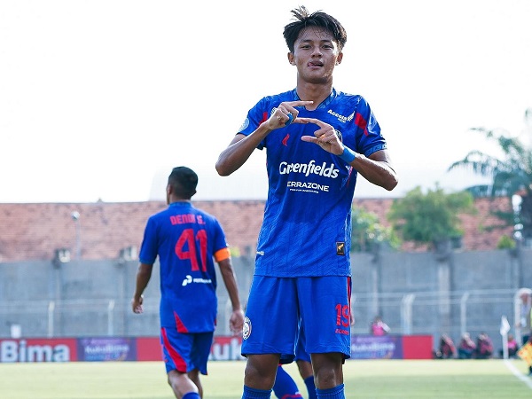 Pemain muda Arema FC, Achmad Maulana merayakan gol debut di Liga 1