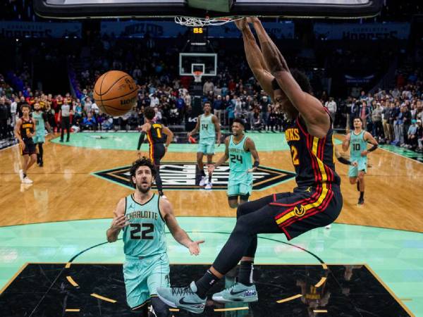 De'Andre Hunter (kanan) mencetak 18 poin saat Atlanta Hawks mengalahkan tuan rumah Charlotte Hornets 107-104 pada Sabtu (30/11) malam. (Foto: AP)