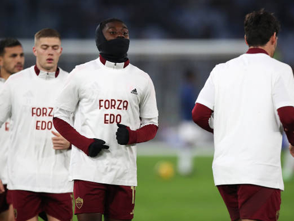 AS Roma Kenakan Kaus 'Forza Edo' untuk Dukung Edoardo Bove