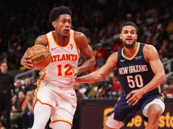 De'Andre Hunter (kiri) mencetak 22 poin saat Atlanta Hawks mengalahkan New Orleans Pelicans 124-112 pada hari Senin (2/12) malam. (Foto: AP)