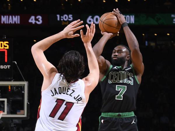 Jaylen Brown (kanan) mencetak 29 poin saat Boston Celtics mengalahkan tim tamu Miami Heat 108-89 pada hari Senin (2/12) malam. (Foto: AP)