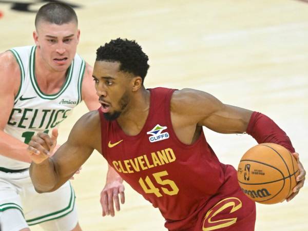 Donovan Mitchell (kanan) mencetak 35 poin saat Cleveland Cavaliers menang 115-111 atas tim tamu Boston Celtics pada Minggu (1/12) malam. (Foto: AP)