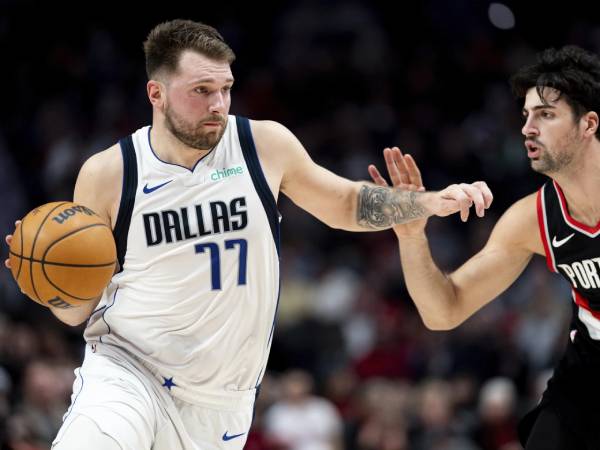 Luka Doncic (kiri) mencetak 36 poin saat Dallas Mavericks meraih kemenangan 137-131 atas tuan rumah Portland Trail Blazers pada Minggu (1/12) malam. (Foto: AP)