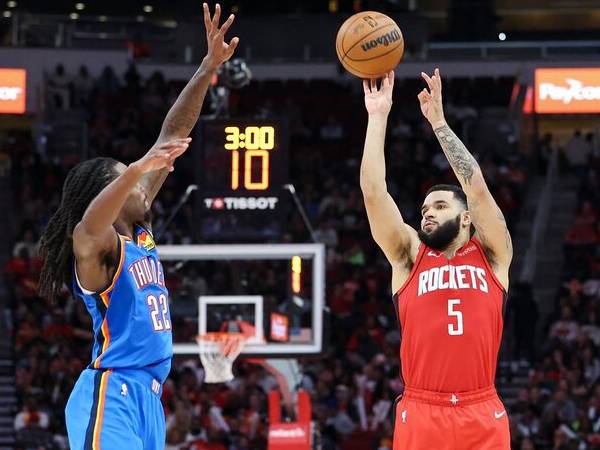 Fred VanVleet (kanan) mencetak 38 poin saat Houston Rockets menang 119-116 atas Oklahoma City Thunder pada hari Minggu (1/12) malam. (Foto: AP)