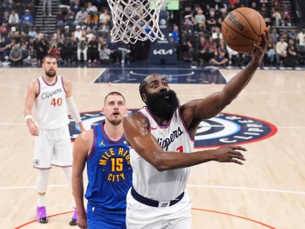 James Harden mencetak 39 poin saat Los Angeles Clippers meraih kemenangan 126-122 atas Denver Nuggets pada hari Minggu (1/12) malam. (Foto: AP)