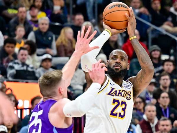 LeBron James (kanan) mencetak 27 poin saat Los Angeles Lakers mengalahkan Utah Jazz 105-104 pada Minggu (1/12) malam. (Foto: AP)