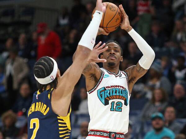 Ja Morant (kanan) mencetak 19 poin saat Memphis Grizzlies mengalahkan Indiana Pacers 136-121 pada hari Minggu (1/12) sore. (Foto: AP)