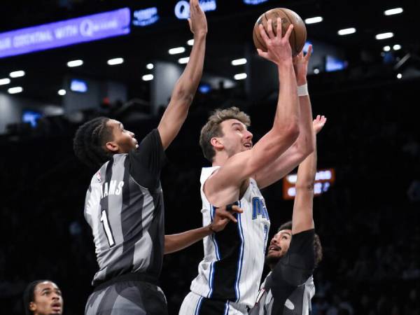 Franz Wagner (tengah) mengoleksi 20 poin saat Orlando Magic mengalahkan Brooklyn Nets 100-92 pada hari Minggu (1/12) sore. (Foto: AP)