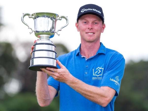 Ryggs Johnston berpose dengan trofi Australia Terbuka. (Foto: Golf Digest)