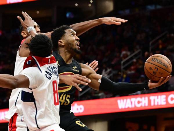 Donovan Mitchell (kanan) mencetak 19 poin saat Cleveland Cavaliers menang telak 118-87 atas Washington Wizards di Piala NBA pada Selasa (3/12) malam. (Foto: NBA)