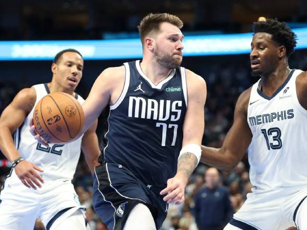 Luka Doncic (tengah) mencetak 37 poin saat Dallas Mavericks mengalahkan Memphis Grizzlies 121-116 di Piala NBA pada Selasa (3/12) malam. (Foto: AP)