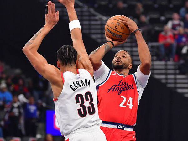 Norman Powell (kanan) mencetak 30 poin saat Los Angeles Clippers mengalahkan Portland Trail Blazers 127-105 di Piala NBA pada Selasa (3/12) malam. (Foto: AP)