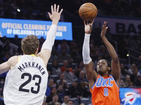 Jalen Williams (kanan) mencetak 28 poin saat Oklahoma City Thunder menang 133-106 atas tim tamu Utah Jazz pada Selasa (3/12) malam dalam pertandingan Piala NBA. (Foto: AP)