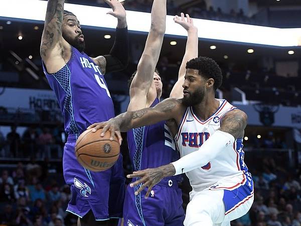 Paul George (kanan) mencetak 29 poin saat Philadelphia 76ers meraih kemenangan 110-104 melawan Charlotte Hornets di Piala NBA pada Selasa (3/12) malam. (Foto: AP)