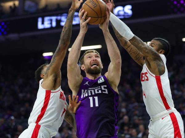 Domantas Sabonis (tengah) mencetak 27 poin saat Sacramento Kings mengalahkan Houston Rockets 120-111 di Piala NBA pada Selasa (3/12) malam. (Foto: AP)