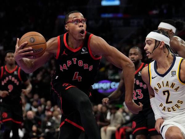 Scottie Barnes (kiri) mencetak 35 poin saat Toronto Raptors mengalahkan tim tamu Indiana Pacers 122-111 di Piala NBA pada Selasa (3/12) malam. (Foto: NBA)