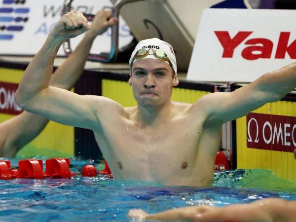 Leon Marchand merayakan kemenangannya di kejuaraan dunia renang di Shanghai. (Foto: AP)