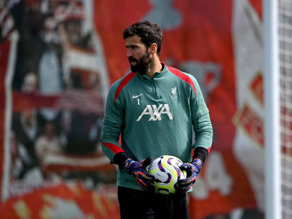 Sebelum Akhir Desember, Arne Slot Konfirmasi Alisson Becker Akan Kembali