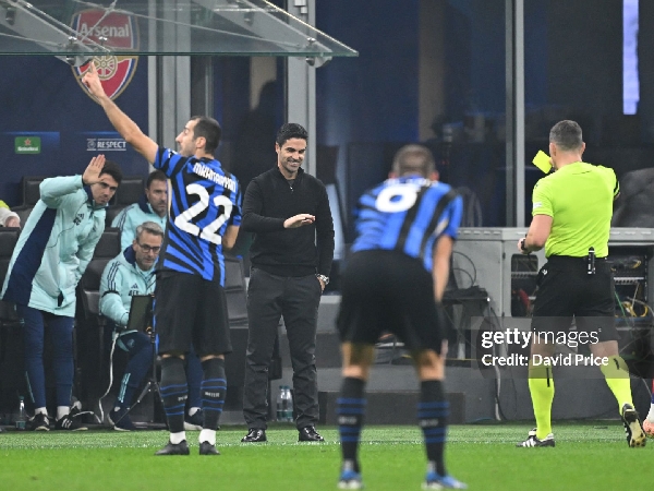 Manajer Arsenal, Mikel Arteta, mendapat kartu kuning dari Wasit Istvan Kovacs selama pertandingan Liga Champions melawan Inter Milan